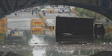 ഡൽഹിയില് വെള്ളെക്കെട്ട് രൂക്ഷം; ഗതാഗത തടസം, വലഞ്ഞ് യാത്രക്കാർ