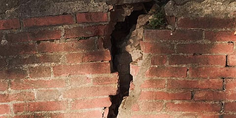 നോയിഡയിൽ കെട്ടിട മതിലിടിഞ്ഞ് വീണ് മൂന്ന് കുട്ടികൾ മരിച്ചു