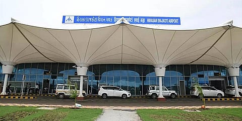 ഡൽഹിക്ക് പിന്നാലെ ഗുജറാത്ത് രാജ്കോട്ട് വിമാനത്താവളത്തിൻ്റെ മേൽക്കൂരയും തകർന്നു;
അപകടത്തിൽ വിശദീകരണം തേടി