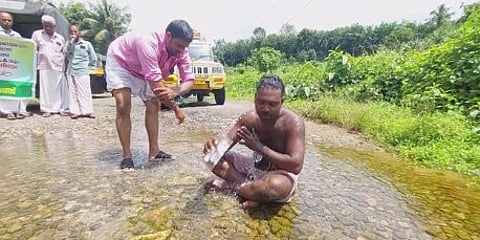 പൊട്ടിപൊളിഞ്ഞ റോഡിൽ അപകടങ്ങൾ പതിവാകുന്നു; കൊല്ലത്ത് ചെളിവെള്ളത്തിൽ കുളിച്ച് പ്രതിഷേധം