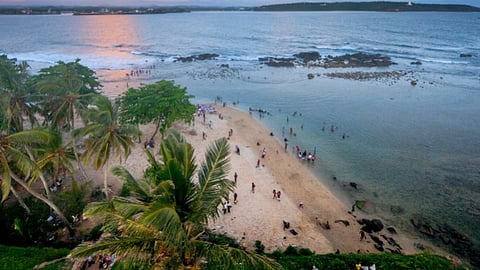ഇടക്കാല ഉത്തരവ് നിലനില്ക്കെ പണ്ടാരം ഭൂമി സംബന്ധിച്ച് നടപടി; ലക്ഷദ്വീപ് കളക്ടര്ക്ക് ഹൈക്കോടതി വിമര്ശനം