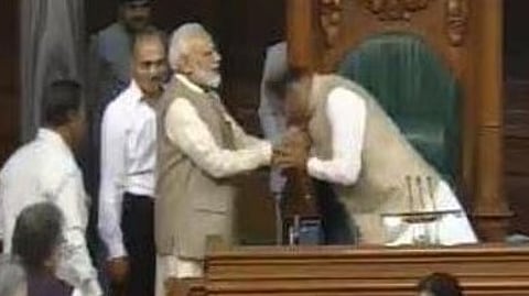 എന്തുകൊണ്ട് സ്പീക്കർ പ്രധാനമന്ത്രിക്ക് മുന്നിൽ തലകുനിച്ചു? ചോദ്യവുമായി രാഹുല് ഗാന്ധി; ഓം ബിര്ളയുടെ മറുപടി ഇങ്ങനെ