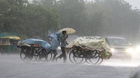 ഗുജറാത്തിൽ മഴ ശക്തം; വിവിധ ഭാഗങ്ങളില് ദേശീയ ദുരന്ത നിവാരണ സേനയെ വിന്യസിച്ചു