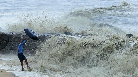 കടൽക്കയറ്റം രൂക്ഷം; ഹർത്താൽ നടത്തി ജനങ്ങള്