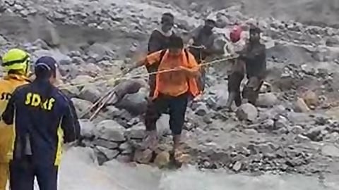 ഉത്തരാഖണ്ഡിൽ അപകടത്തിൽപ്പെട്ടവരെ എസ്ഡിആർഎഫ് സംഘം രക്ഷപ്പെടുത്തുന്നു