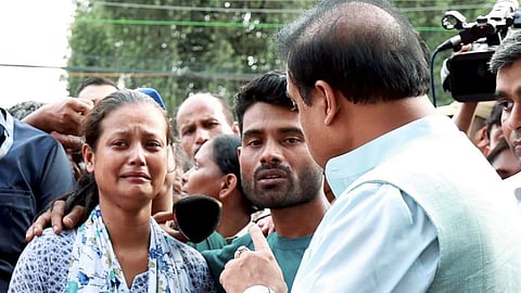 പിതാവ് ഹീരലാലും ഭാര്യയും