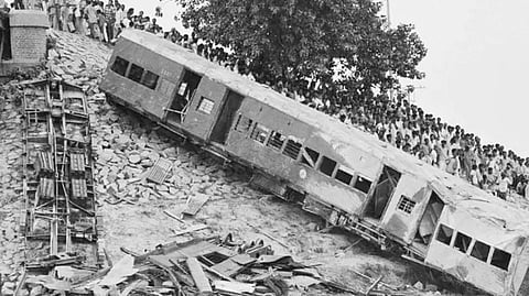 കേരള ചരിത്രത്തിലെ കറുത്തദിനം;
പെരുമൺ ദുരന്തത്തിൻ്റെ ഓർമകൾക്ക് 36 വയസ്സ്