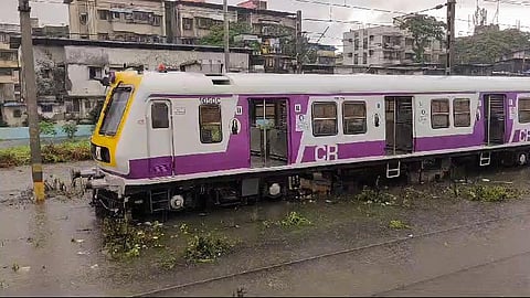 മുംബൈ നഗരം വെള്ളക്കെട്ടിൽ; പൊതുജനങ്ങൾ അനാവശ്യമായി പുറത്തിറങ്ങരുതെന്ന് മുഖ്യമന്ത്രി