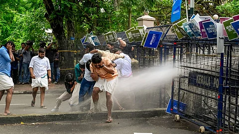 തലസ്ഥാനത്തെ യുദ്ധക്കളമാക്കി കെഎസ്യു മാർച്ച്; പൊലീസും വിദ്യാർഥികളും ഏറ്റുമുട്ടി