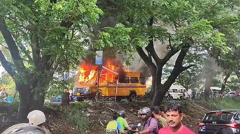 കുണ്ടന്നൂരിൽ തീപിടിച്ച സ്കൂൾ ബസ്