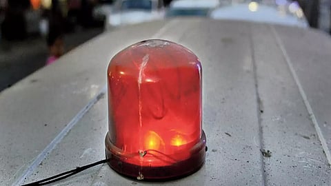 മിക്ക ഐഎഎസ്, ഐപിഎസ് ഉദ്യോഗസ്ഥരും നിയമവിരുദ്ധമായി ബീക്കൺ ലൈറ്റ് ഉപയോഗിക്കുന്നു: ഹൈക്കോടതി