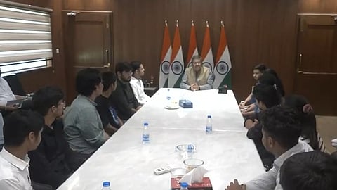 നീറ്റ് പരീക്ഷാ വിവാദം; പ്രതിഷേധം തണുപ്പിക്കാൻ വിദ്യാർഥികളുമായി കൂടികാഴ്ച നടത്തി ധർമേന്ദ്ര പ്രധാൻ