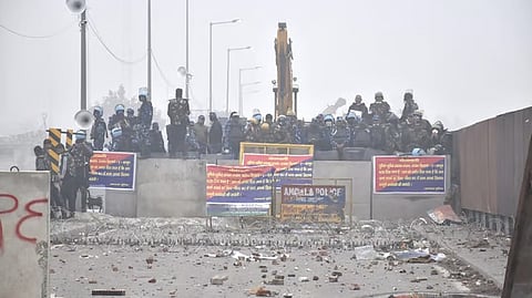 കർഷക സമരത്തെ തുടർന്ന് പഞ്ചാബ് ഹരിയാന ശംഭു അതിർത്തിയിൽ തമ്പടിച്ചിരിക്കുന്ന സുരക്ഷാ ഉദ്യോഗസ്ഥർ