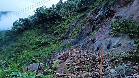മണ്ണിടിച്ചലുണ്ടായ മദൻ-ആശ്രിത് ഹൈവേ