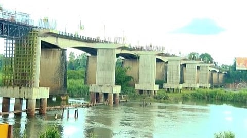 കാലടി ശ്രീശങ്കരയിൽ പുതിയ പാലത്തിൻ്റെ നിർമാണം ഇഴയുന്നു: പ്രതിഷേധവുമായി നാട്ടുകാർ