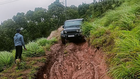 ഓഫ് റോഡ് ട്രക്കിംഗിനെത്തി; ഇടുക്കിയിൽ മലമുകളിൽ കുടുങ്ങിയത് 27 വാഹനങ്ങൾ