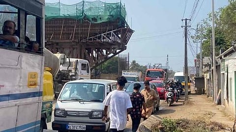 അരൂർ - തുറവൂർ മേൽപ്പാലത്തിൽ യാത്രക്കാർക്ക് തലവേദനയായി ഗതാഗത കുരുക്ക്