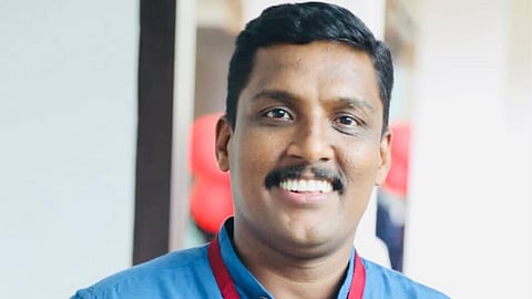 'താൻ മാഫിയ ബന്ധമുള്ളയാളല്ല"; പരാതിക്കാരൻ്റെ വീട്ടിൽ അമ്മയ്ക്കൊപ്പം സത്യാഗ്രഹമിരുന്ന് പ്രമോദ് കോട്ടൂളി