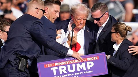 തലയൊന്ന് വെട്ടിച്ചു, രക്ഷപ്പെട്ടു; ട്രംപിന്റെ ചെവിയ്ക്ക് കൊള്ളുന്ന വെടിയുണ്ട; ശ്രദ്ധനേടി വീഡിയോ