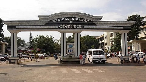 തിരുവനന്തപുരം മെഡിക്കൽ കോളേജിലെ ലിഫ്റ്റിൽ രോഗി കുടുങ്ങിക്കിടന്നത് രണ്ട് ദിവസം;
ആശുപത്രി അധികൃതർ അറിയുന്നത് 42 മണിക്കൂറുകൾക്ക് ശേഷം