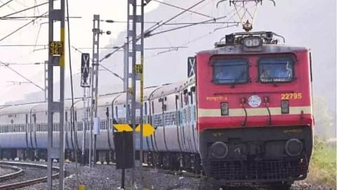 കൊങ്കൺ പാതയില് മണ്ണിടിച്ചില്; കേരളത്തിലേക്കുള്ള ട്രെയിൻ സർവീസുകൾ തടസപ്പെട്ടു