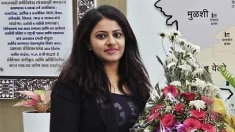 പൊലീസ് ഉദ്യോഗസ്ഥരെ പൂജ ഖേഡ്കര് വീട്ടിലേക്ക് വിളിച്ചു; അര്ധരാത്രി രണ്ട് മണിക്കൂര് നീണ്ട കൂടിക്കാഴ്ച