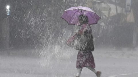 കനത്ത മഴ: അഞ്ച് ജില്ലകളിലെ വിദ്യാഭ്യാസ സ്ഥാപനങ്ങൾക്ക് നാളെ അവധി