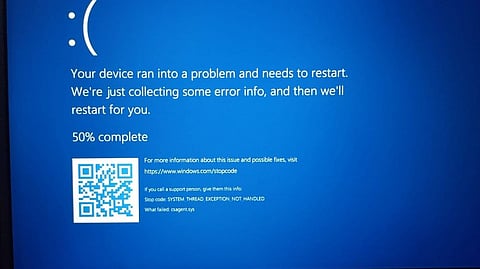 ആകെയൊരു നീല, തനിയെ റീസ്റ്റാര്ട്ടാകുന്ന കംപ്യൂട്ടറുകള്.. ആദ്യം ഞെട്ടിയും പിന്നെ ആഘോഷിച്ചും സോഷ്യല് മീഡിയ