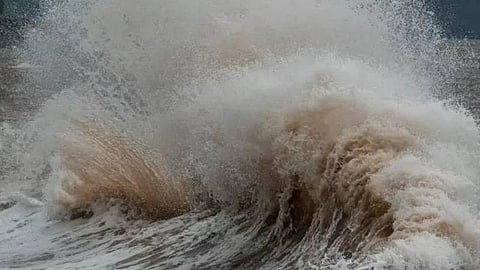 തിരുവനന്തപുരം മര്യനാട് വള്ളം മറിഞ്ഞ് മത്സ്യത്തൊഴിലാളി മരിച്ചു