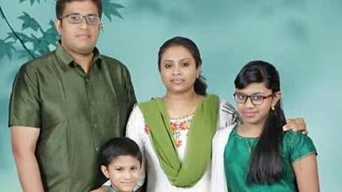 മരിച്ച മാത്യു മുളക്കലും കുടുംബവും