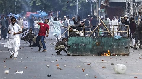 ബംഗ്ലാദേശില് സംഘര്ഷം രൂക്ഷം, 105 മരണം; രാജ്യവ്യാപക കര്ഫ്യു പ്രഖ്യാപിച്ച് സര്ക്കാര്