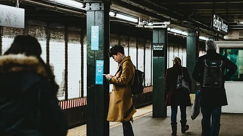 ഭാര്യയ്ക്ക് വേണ്ടി ദിനവും യാത്ര ചെയ്യുന്നത് 320 കിലോമീറ്ററുകൾ; കണ്ണ് തള്ളി സോഷ്യൽ മീഡിയ