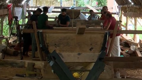 വള്ള നിർമാണത്തിലേർപ്പെട്ടവർ