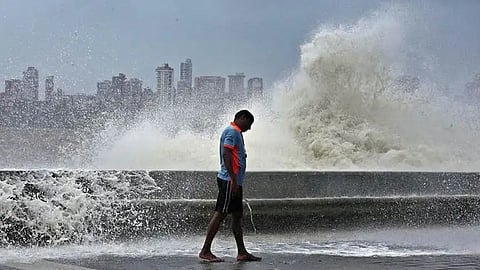 മുംബൈയിൽ കനത്ത മഴ; ട്രെയിനുകളും, വിമാന സർവീസുകളും ഭാഗികമായി തടസപ്പെട്ടു, പൊതുജനങ്ങൾക്ക് ജാഗ്രത നിർദ്ദേശം