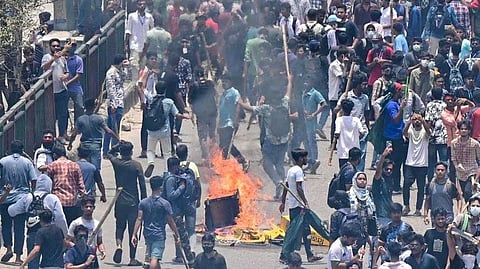 സുപ്രീം കോടതി വിധിയെത്തിയിട്ടും ശാന്തമാകാത്ത ബംഗ്ലാദേശ് തെരുവുകൾ; തുടരുന്ന ഇന്റർനെറ്റ് വിച്ഛേദവും നിരോധനാജ്ഞയും