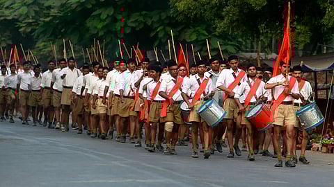 സര്ക്കാര് ഉദ്യോഗസ്ഥര് ആര്എസ്എസ് ശാഖയില് പങ്കെടുക്കരുതെന്ന വിലക്ക് പിന്വലിച്ച് കേന്ദ്രം; മോശം ബന്ധം നന്നാക്കാനുള്ള ശ്രമമെന്ന് കോണ്ഗ്രസ്