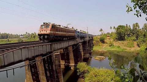 റെയില്വേ പാലത്തില് നിന്ന് നാല് പേര് പുഴയില് ചാടിയതില് ട്വിസ്റ്റ്; സംഭവം തട്ടിപ്പ് നടത്തി രക്ഷപ്പെടുന്നതിനിടെ