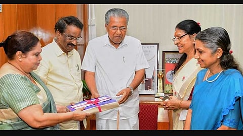 ഹേമ കമ്മീഷന് റിപ്പോര്ട്ടിന്റെ പകര്പ്പ് സര്ക്കാര് ഇന്ന് കൈമാറും; നല്കുന്നത് പൂർണമല്ലാത്ത റിപ്പോർട്ട്