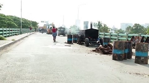 തേവര-കുണ്ടന്നൂർ പാലം: അറ്റകുറ്റപ്പണിയിൽ വ്യാപകമായി അപാകതയെന്ന് ആരോപണം; അരി വറുത്ത് പ്രതിഷേധം