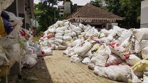 വൃത്തിഹീനമായി ആലപ്പുഴയിലെ നഗര ചത്വരം; മാലിന്യം ശേഖരക്കുന്നതില് വീഴ്ചയെന്നും പരാതി