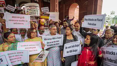 പ്രതിഷേധവുമായി പ്രതിപക്ഷം