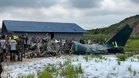അപകടത്തിൽ തകർന്ന വിമാനം - PHOTO - X/JacdecNew