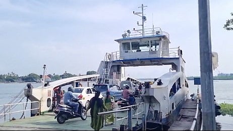 ഫോർട്ട് കൊച്ചിയിൽ ഒരു റോറോ സർവീസ് മാത്രം; പ്രതിഷേധിച്ച് നാട്ടുകാർ