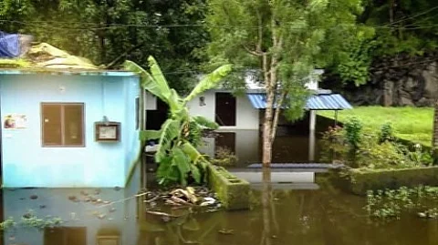 വീടുകളിലേക്ക് വെള്ളം കയറിയ നിലയിൽ