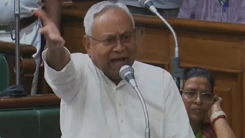 നിങ്ങള് ഒരു സ്ത്രീയല്ലേ, എന്നിട്ടും ഒന്നും അറിയില്ലേ?'; നിയമസഭയിൽ സ്ത്രീ വിരുദ്ധ പരാമർശവുമായി നിതീഷ് കുമാർ