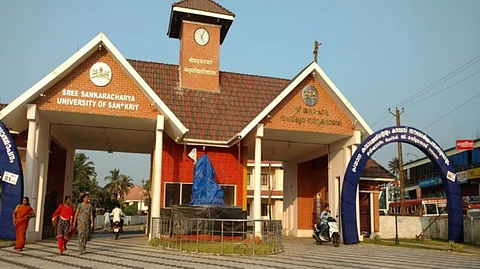 കാലടി യൂണിവേഴ്സിറ്റിയില് ജനല്പാളികള് കാണാതായി, വിദ്യാര്ഥികളില് നിന്ന് ഫൈന് ഈടാക്കാന് ഉത്തരവ്; പ്രതിഷേധം