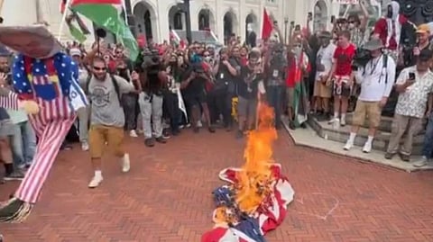 നെതന്യാഹുവിൻ്റെ യുഎസ് സന്ദർശനം: പ്രതിഷേധം ശക്തം; അമേരിക്കൻ പതാക കത്തിച്ച് പലസ്തീൻ അനുകൂലികൾ