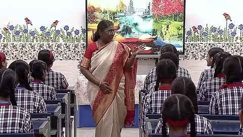 രാഷ്ട്രപതി ഭവനിലെ രണ്ടാം വാർഷികം അധ്യാപികയായി ആഘോഷിച്ച് ദ്രൗപതി മുർമു