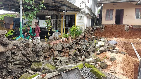 മരം വീണും മതിലിടിഞ്ഞും വിവിധ സ്ഥലങ്ങളില് അപകടം