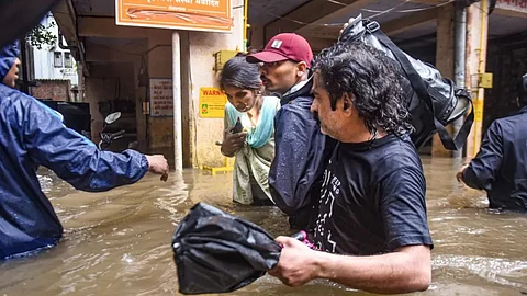 മുംബൈയിലും പൂനെയിലും കനത്ത മഴ തുടരുന്നു; ആവശ്യമെങ്കിൽ ആളുകളെ എയർലിഫ്റ്റ് ചെയ്യുമെന്ന് മുഖ്യമന്ത്രി